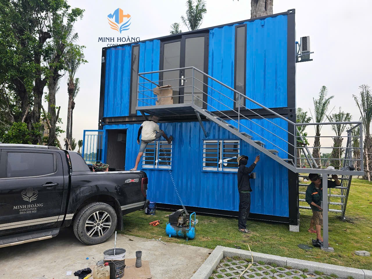 Container văn phòng 2 tầng 2x20 feet xanh dương viền đen có toilet
